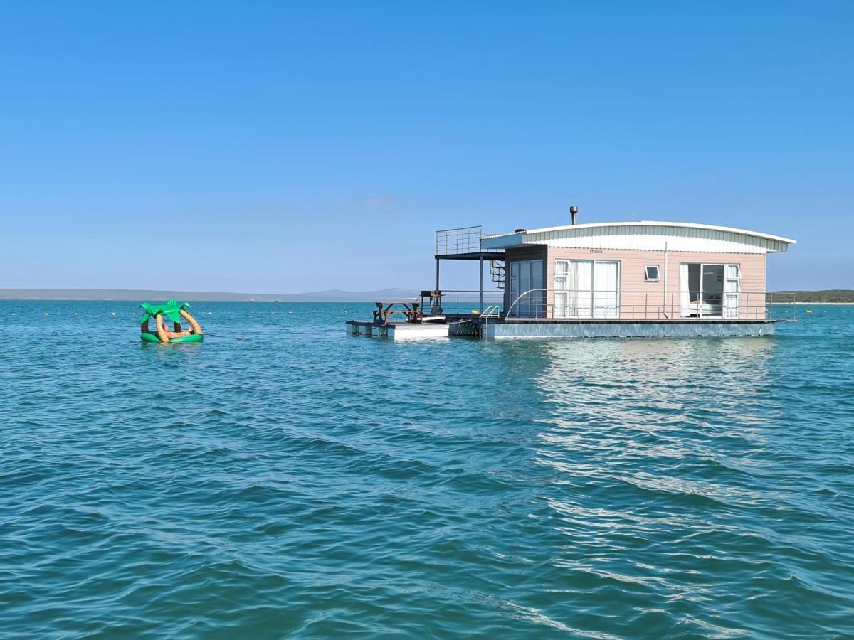 Botel Kraalbaai Lifestyle House Boats