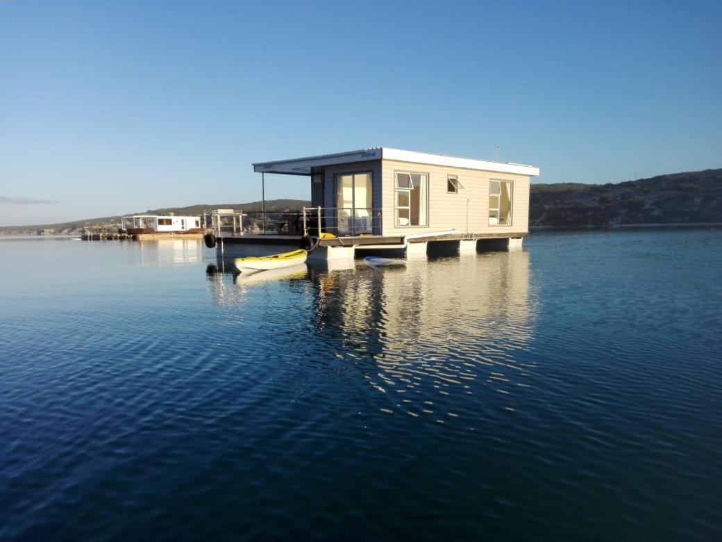 Botel Kraalbaai Lifestyle House Boats *