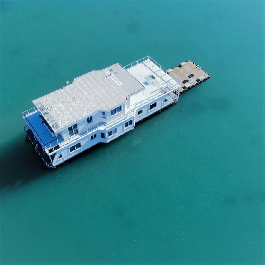 Botel Kraalbaai Lifestyle House Boats *