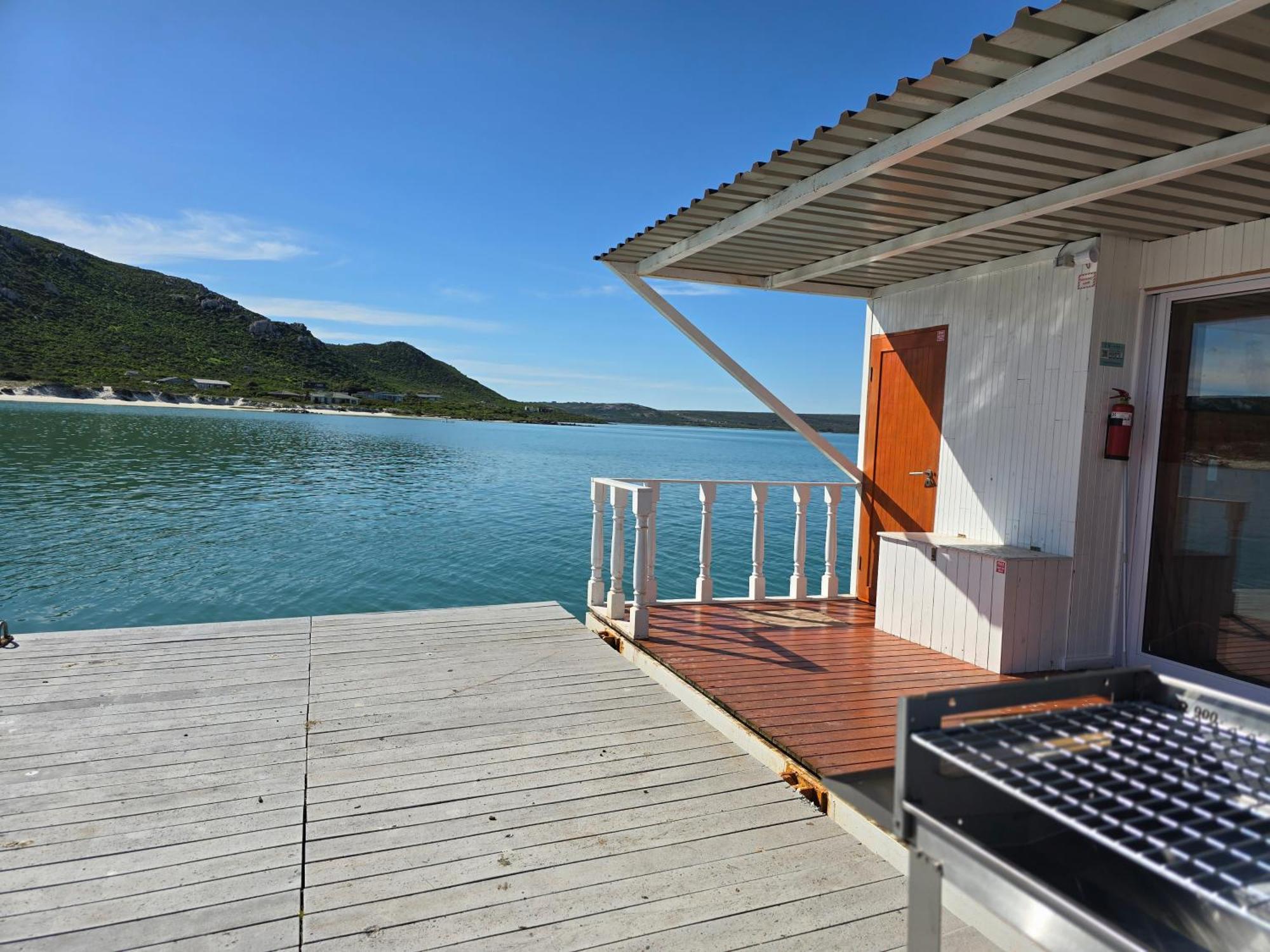 Botel Kraalbaai Lifestyle House Boats *