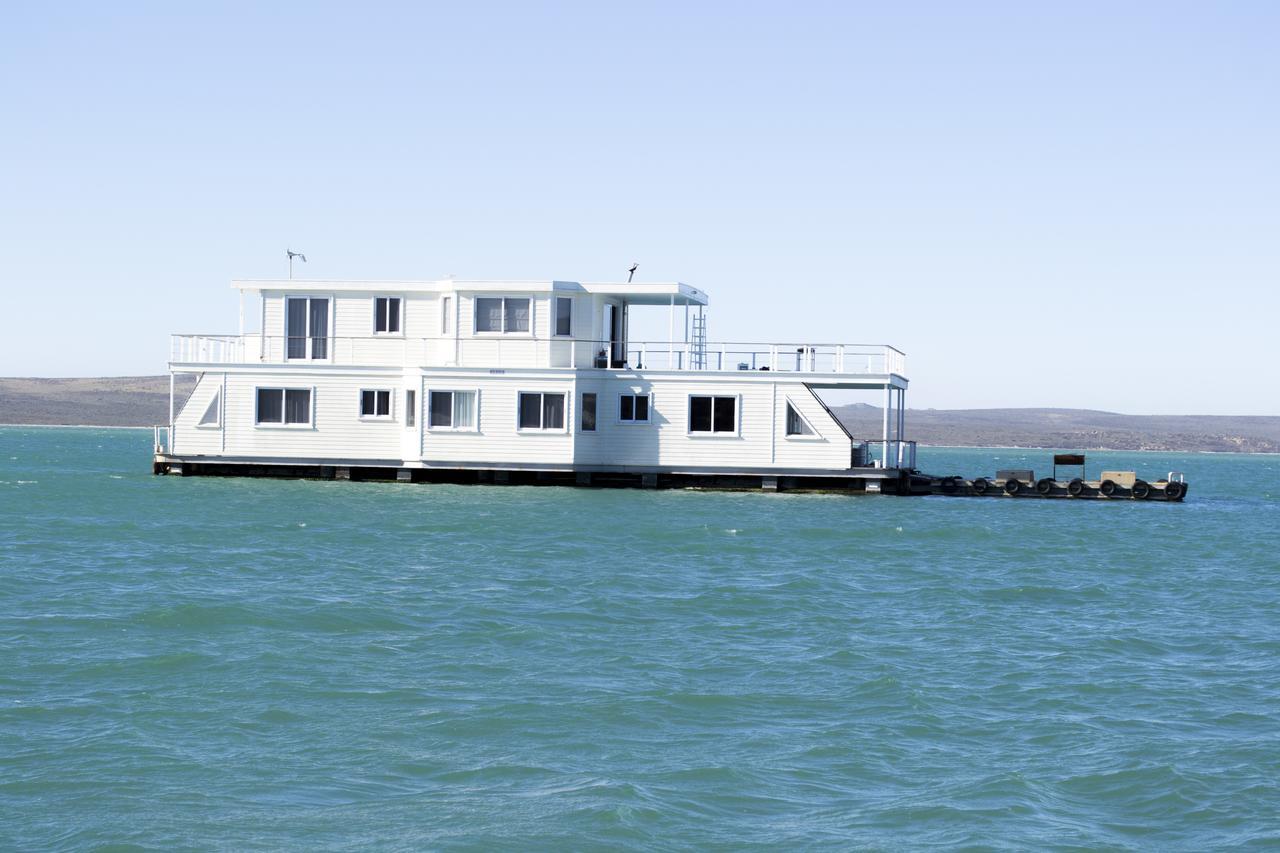 Botel Kraalbaai Lifestyle House Boats *