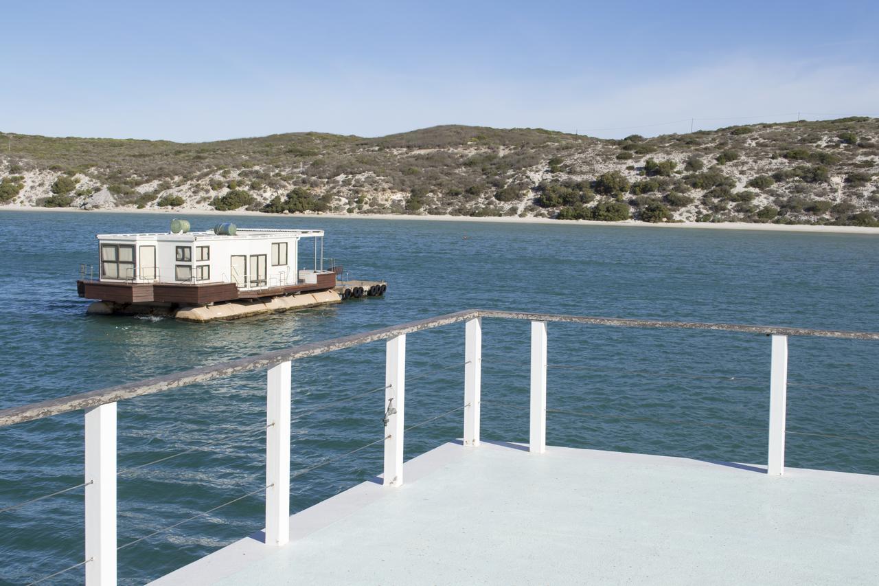 Botel Kraalbaai Lifestyle House Boats